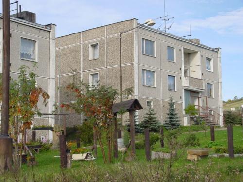 Panelové domy v&nbsp;obci Místo